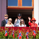 Kongefamilien hilser barnetoget i Oslo fra Slottsbalkongen. Foto: Annika Byrde, NTB